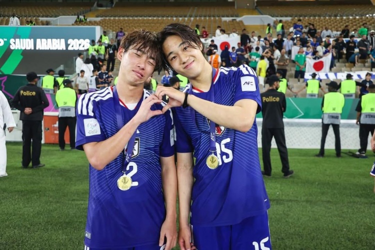 热刺19岁后卫罗斯韦尔替补登场迎首秀，球队官推晒照送祝贺